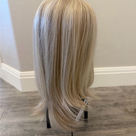 Belle Tress cool champagne blonde wig - Picture 4 of 8